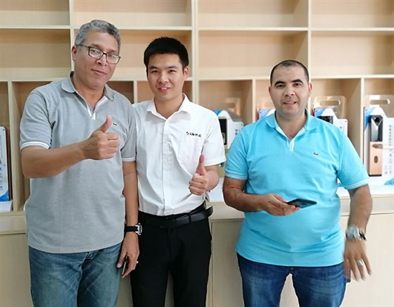 日翔與國(guó)外客戶合影